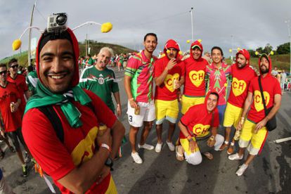Aficionados mexicanos disfrazados como El Chapulín Colorado, en la Copa del Mundo de Brasil.
