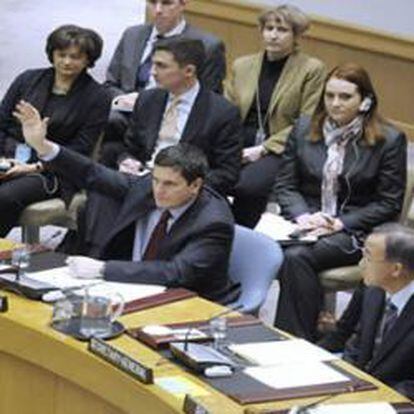El Consejo de Seguridad de la ONU, con sede en Nueva York aprueba por unanimidad hoy, sábado 26 de febrero de 2011, una resolución que impone sanciones contra el régimen de Muamar el Gadafi.