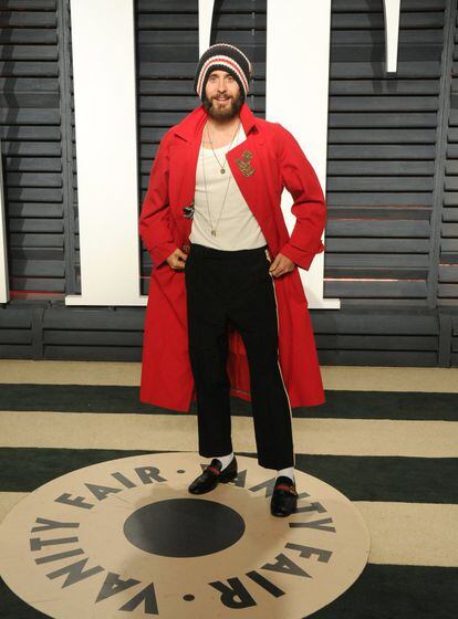El actor Jared Leto se saltó cualquier 'dress code' establecido luciendo este abrigo rojo, gorro y camiseta, pero el cantante vistió acorde a su estilo.