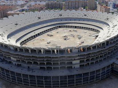 El nuevo estadio del Valencia, cuyas obras est&aacute;n paralizadas desde 2009.