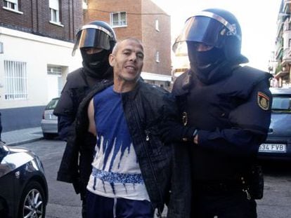 Dos policies detenen Lahcen Ikassrien el juny passat.