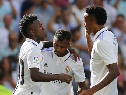 Rodrygo, Vinicius y Militao celebran el segundo gol del Madrid ante el Betis este sábado en el Santiago Bernabéu.