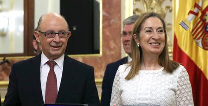 El ministro de Hacienda, Cristóbal Montoro, ha entregado hoy a la presidenta del Congreso, Ana Pastor, el proyecto de Presupuestos Generales del Estado para 2017