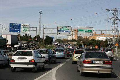 Atasco en la ronda de circunvalación SE-30, en Sevilla.