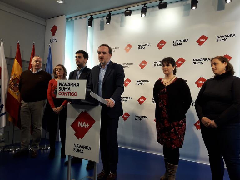 El portavoz de Navarra Suma, Javier Esparza, con el alcalde de Estella, Gonzalo Fuentes, y varios concejales, este lunes en Pamplona.
EUROPA PRESS
09/03/2020