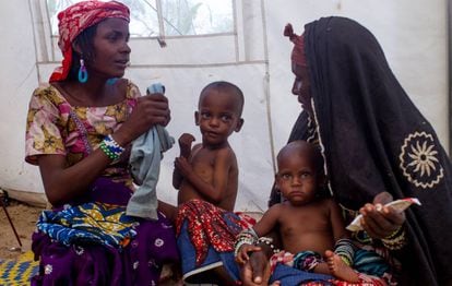 Las madres de Hassane y Adissa conversan en el CRENA de Nguel Wanzam. Ambos niños están siendo tratados por malnutrición.