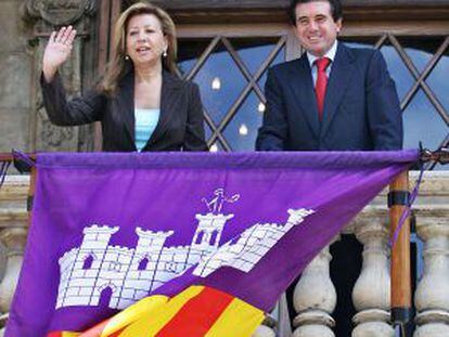 La exdirigente de UM Maria Antònia Munar y el exministro del PP Jaume Matas con la bandera mallorquina en 2006.