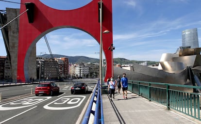 Señalización de limitación de velocidad en el puente de la Salve de Bilbao, este sábado.
