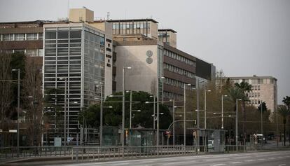 La Facultat de Física i Química de la UB, a la Diagonal de Barcelona, durant el confinament.