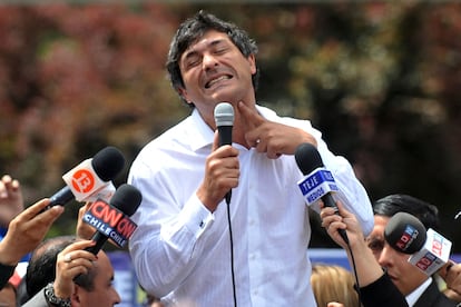 Presidential candidate Franco Parisi gesturing during an election campaign speech in 2013.