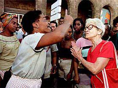 Dos mujeres discuten en La Habana, en 1998: la de la izquierda apoya a Fidel Castro; la de la derecha, no.