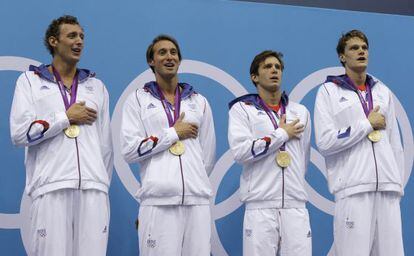 De izquierda a derecha, Amaury Leveaux, Fabien Gilot, Clement Lefert y Yannick Agnel, despu&eacute;s de recibir la medalla de oro