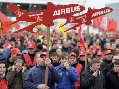 Empleados de Airbus, del grupo EADS, en una manifestaci&oacute;n contra los planes de reestructuraci&oacute;n de la empresa.