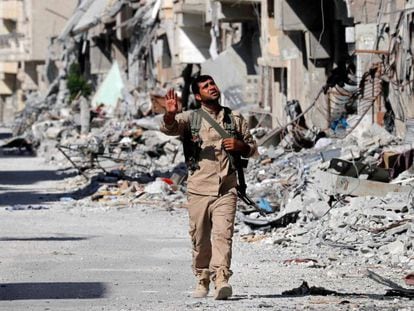 Un soldado de las FDS camina entre edificos destruidos de la ciudad de Raqa, en Siria, el 1 de octubre.