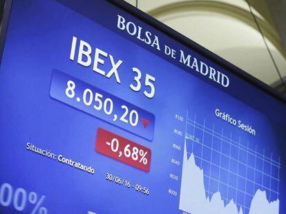 Un monitor en la Bolsa de Madrid muestra las fluctuaciones del principal selectivo español.