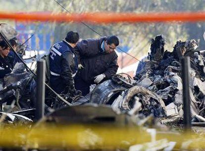 Un equipo forense analiza los restos de la avioneta del secretario de Gobernación, que se estrelló en plena Ciudad de México.