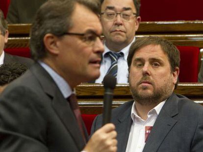 Junqueras observa a Mas. 