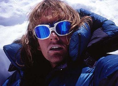 Iñaki Ochoa, en la cima del 'ochomil' nepalí Lhotse, en fecha sin determinar. Arriba, con sus compañeros de ascensión al Annapurna -Horia Colibasanu y Don Bowie-, en el campamento base, 15 días antes de morir.