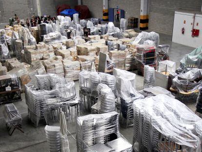 Depósito de muebles y enseres en el Almacén de la Villa, donde el Ayuntamiento guarda sus bienes, además de objetos obtenidos por embargos.