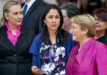Nadine Heredia, entre Hillary Clinton (a la izquierda, cuando era secretaria de Estado de EE UU) y Michelle Bachelet (hoy de nuevo presidenta de Chile).