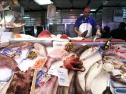 En la imagen, una pescader&iacute;a en el madrile&ntilde;o mercado de Chamber&iacute;. EFE/Archivo