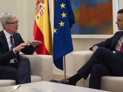 Tim Cook, director ejecutivo de Apple, y Pedro Sánchez, presidente del Gobierno, en Madrid, en 2018.