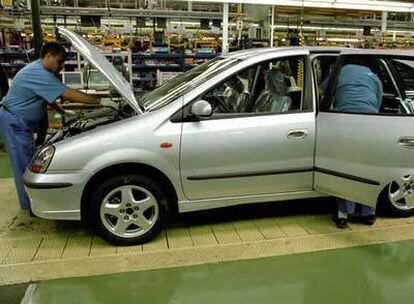 Una operario realiza su trabajo en la cadena de la fábrica de Nissan en Barcelona