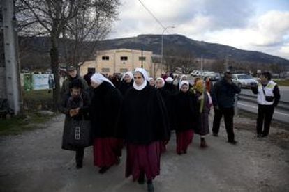 Monjas reparadoras y seguidores de las apariciones de El Escorial, tras la misa celebrada este sábado en el municipio.