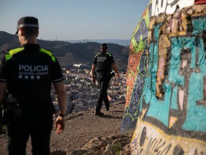 Dos agentes de la Guardia Urbana en una imagen de archivo