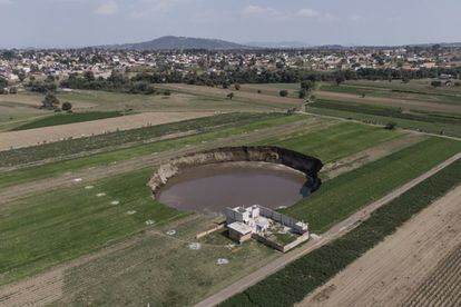 Vista aérea del socavón que sorprendió a los habitantes de Santa María Zacatepec el 1 de junio de 2021. 