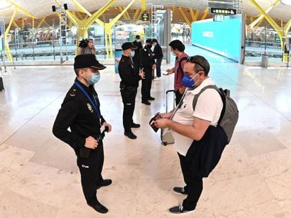 Agentes de la Policía Nacional controlan el acceso a la T-4 del Aeropuerto de Madrid-Barajas, el pasado viernes, para vigilar el cumplimiento de las restricciones a la movilidad impuestas por el estado de alarma decretado en Madrid.