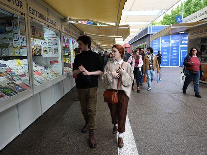 Visitantes durante el primer día de la Feria del Libro de 2023, en el Parque del Retiro, el 26 de mayo.