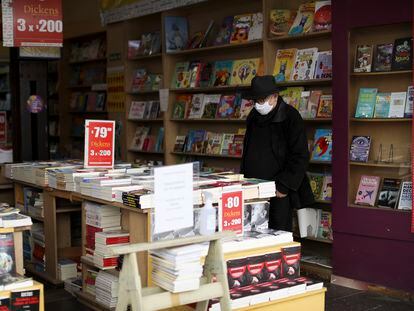 Un hombre en una librería de Buenos Aires.
