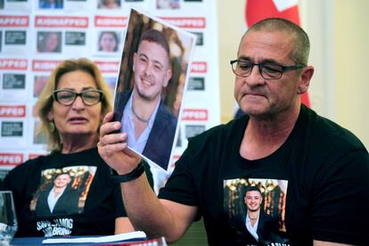 Orit Meir, la madre de Almog Meir Jan, quien está actualmente detenido en Gaza junto a otros rehénes israelíes, junto a Aviram Meir, el tío, durante una rueda de prensa esta mañana en la Embajada de Israel en Londres.