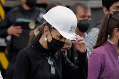 Claudia Sheinbaum, jefa de Gobierno, en una conferencia de prensa desde la zona cero del derrumbe en el metro de Ciudad de México, el 4 de mayo.