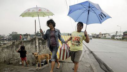 Dos mujeres se protegen el tifón Hagupit en Filipinas