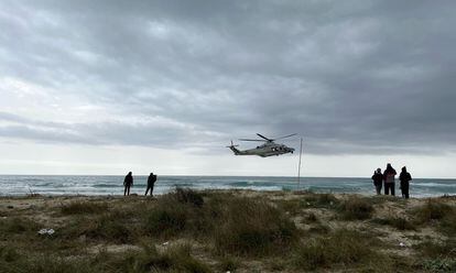 Un helicóptero de la Guardia Costera participa en las labores de búsqueda en la playa de Steccato di Cutro donde naufragó la embarcación.
