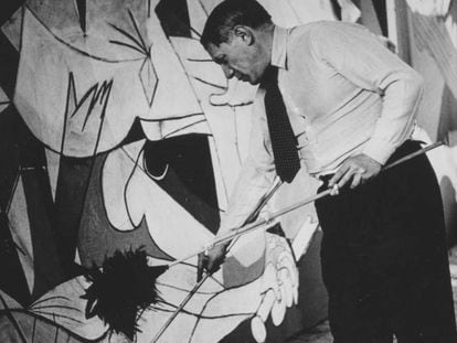 Picasso, fotografiado por Dora Maar mientras trabaja en el 'Guernica'.