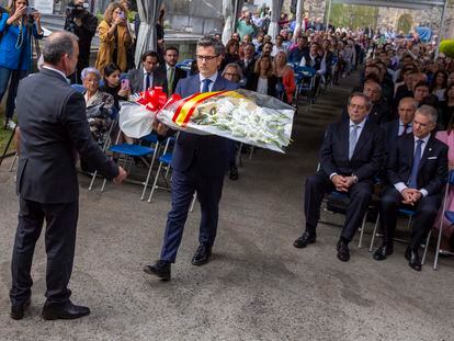 El ministro de Presidencia y Memoria Democrática, Félix Bolaños, entrega un ramo de flores en Gernika. Sentado a la derecha de la imagen, el lehendakari, Iñigo Urkullo, este jueves en la localidad vizcaína.