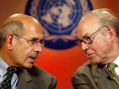 Hans Blix, ex jefe de los inspectores de armas de la ONU, junto a El Baradei en 2003.