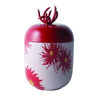 El jarrón Haru fue diseñado por Kenzo Takada para la marca de decoración Roche Bobois. De cerámica, ha sido torneado y adornado cuidadosamente a mano. La tapa está compuesta por múltiples colombines de arcilla ensamblados manualmente y fijados al cuerpo. El jarrón cuenta con un esmalte brillante y ha sido decorado con flores en una segunda cocción. Tiene 36 centímetros de altura y está disponible en varios colores; en la imagen, el modelo Natsu (rojo). Precio: 900 euros.
