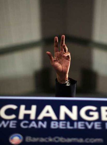 El lema de campaña del candidato Barack Obama, "el cambio en el que podemos creer", en un mitin.