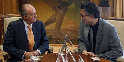 El rey Juan Carlos conversa con el diputado de Amaiur Xabier Mikel Errekondo en el palacio de La Zarzuela.