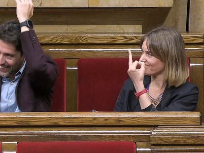 Captura de vídeo en la que se aprecia el momento en el que la presidenta del grupo de En Comú Podem en el Parlament, Jessica Albiach, ha dedicado una "peineta" al jefe de filas de Vox, Ignacio Garrig. EFE