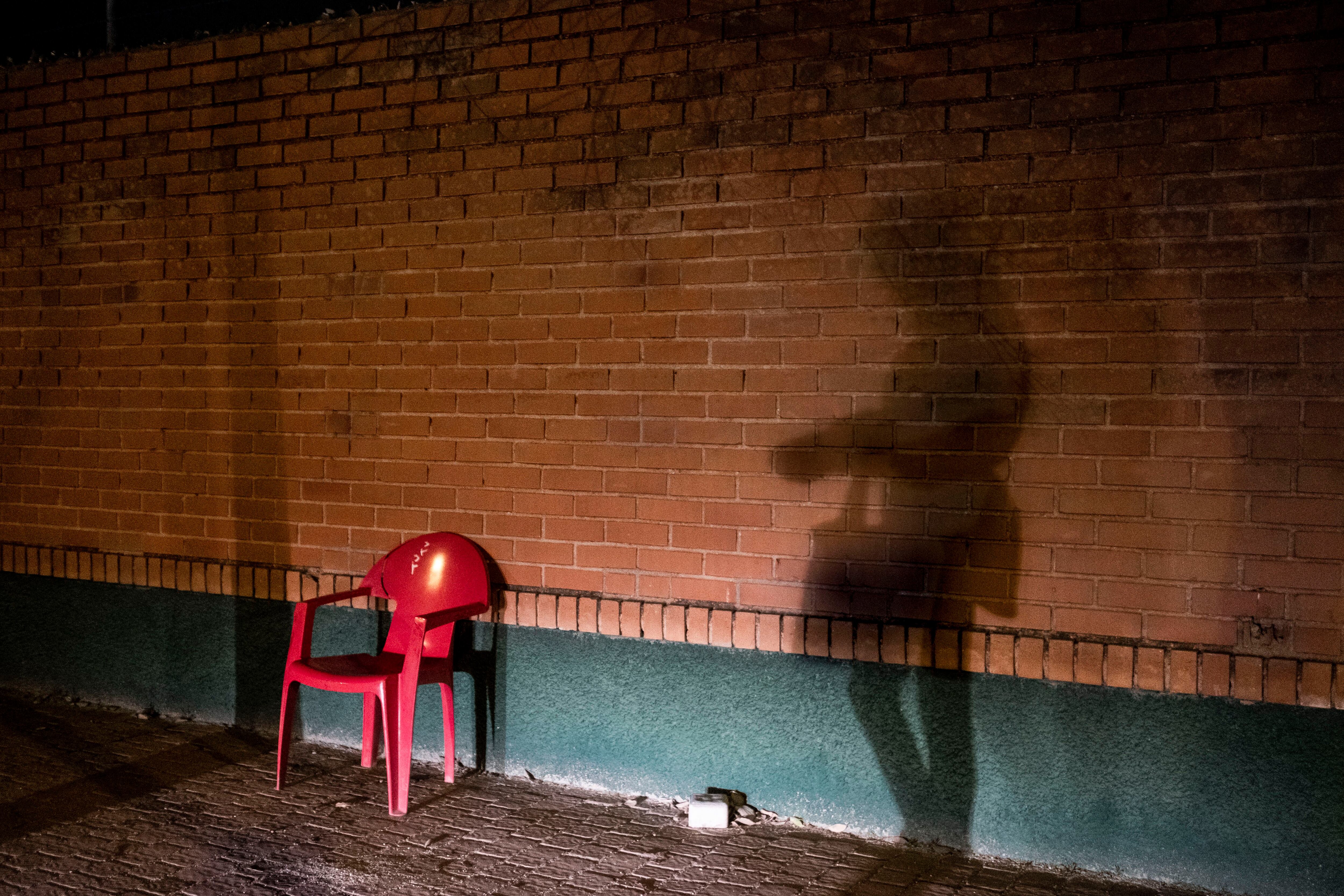 Una mujer que ejerce la prostitución en el polígono industrial de Villaverde.