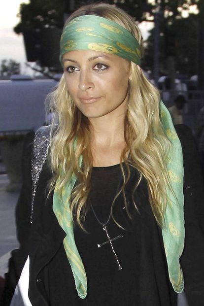 Nicole Richie luce un pañuelo verde menta con calaveras de Alexander McQueen.