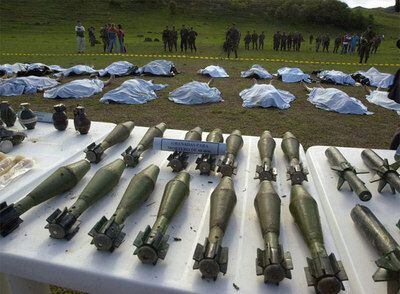 El ejército colombiano muestra a los medios de comunicación el armamento y los cuerpos de guerrilleros de las FARC muertos tras un enfrentamiento en la localidad de La Plata.