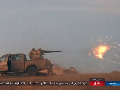 Imagen difundida por el brazo mediático del ISIS, en la que se ve a yihadistas lanzando un ataque cerca de Deir Ezzor.