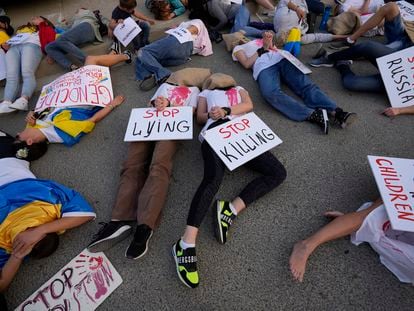 Manifestantes ucranios protestan contra la invasión rusa de su país en Nicosia el pasado 7 de abril, antes de que Zelenski interviniese ante el Parlamento chipriota.