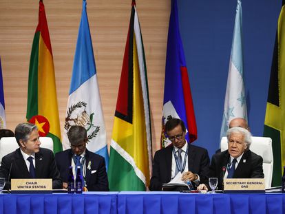 El secretario de Estado de EEUU, Antony Blinken (i), conversa con el secretario general de la OEA, Luis Almagro (d), durante la primera reunión de cancilleres y ministros de Exteriores en la Cumbre de las Américas, el 8 de junio de 2022, en Los Ángeles.